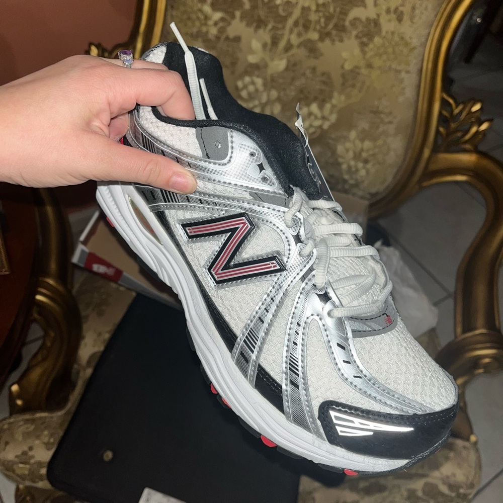 New balance Mens running course sneakers. Brand new in box never worn. Style 840 - Picture 2 of 7